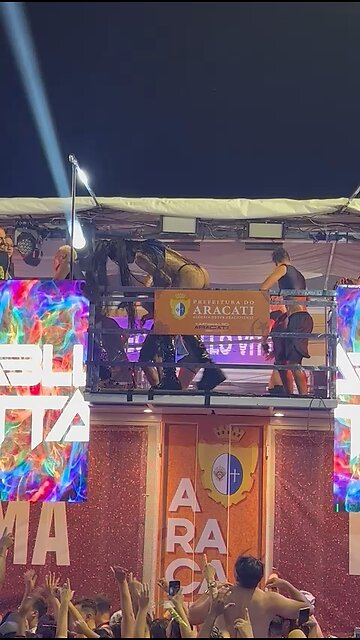 Lascou: no trio, Pablo Vittar passa camisas de fãs em seu ânus e devolve