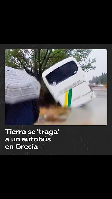 Autobús cae en un socavón en medio de fuertes lluvias en Grecia