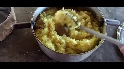 Robertao preparando a comida da cachorrada