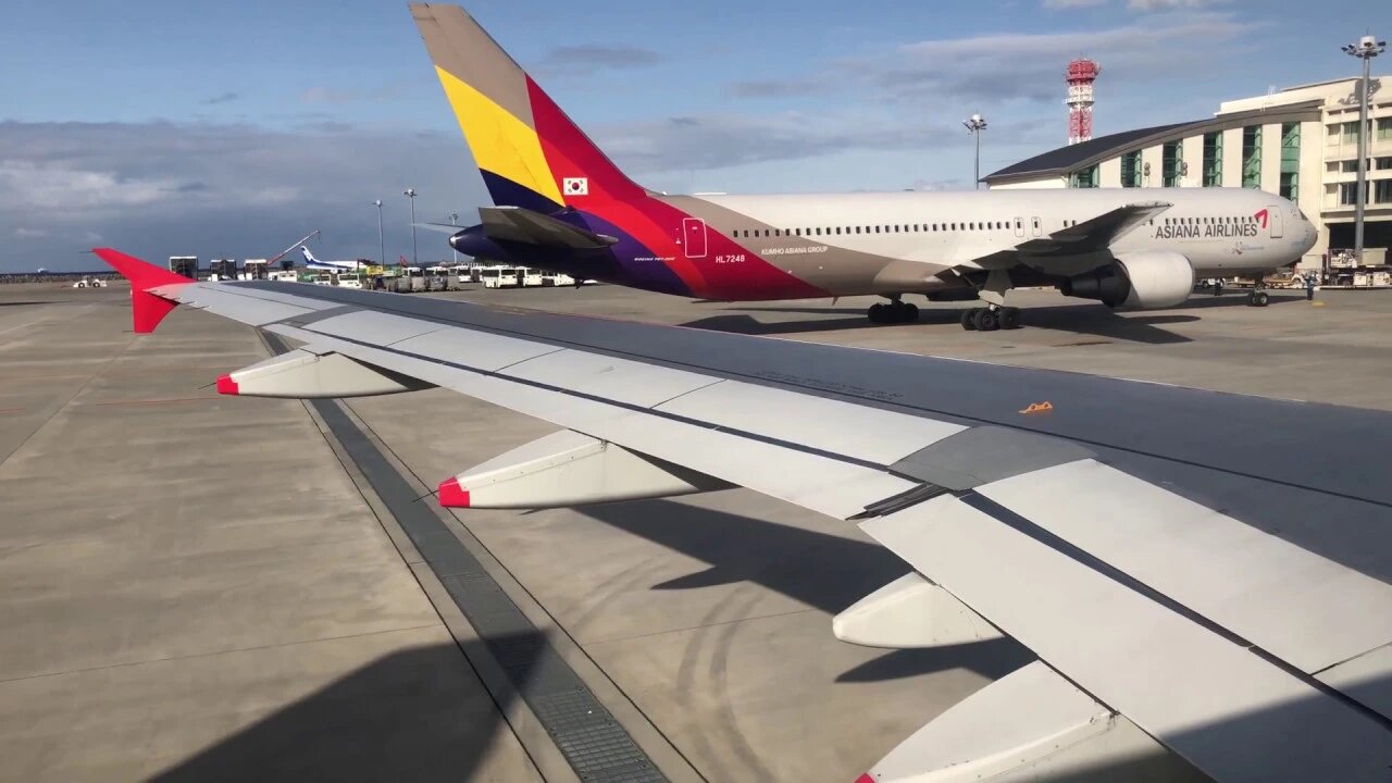 Cathay Dragon A320-200 LANDING and TAXI at Naha Okinawa Airport