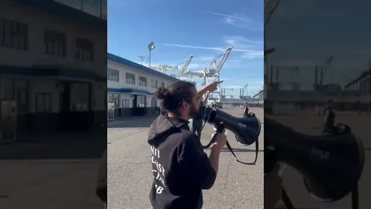 Oakland, CA - protesters block military aid to Israel