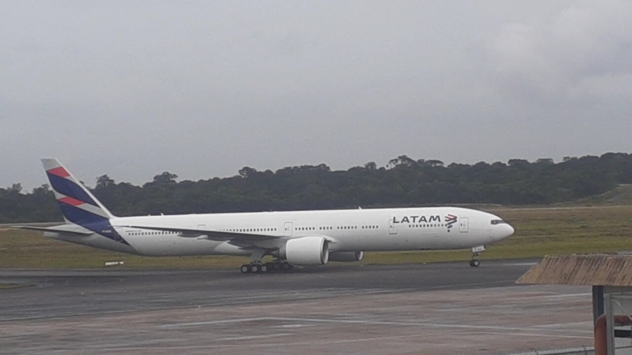 Boeing 777-300ER PT-MUE pousa em Manaus vindo de Guarulhos