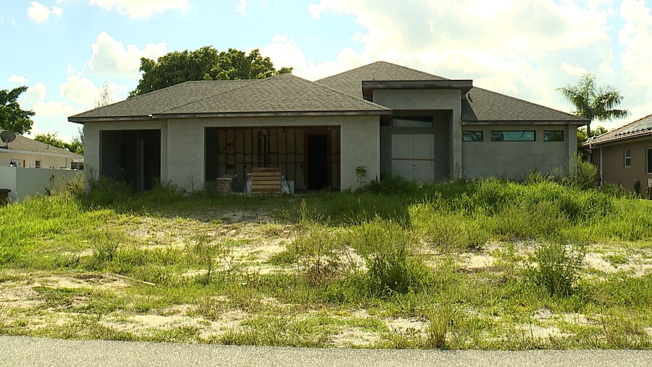 'Weeds up to the windows': Cape Coral neighborhood dealing with two vacant homes