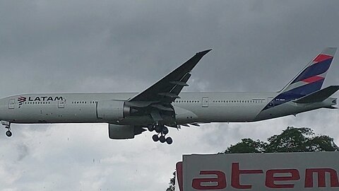 Boeing 777-300ER PT-MUD na aproximação final vindo de Guarulhos para Manaus