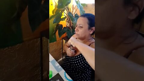 Rosângela bebericando licor de penedo.