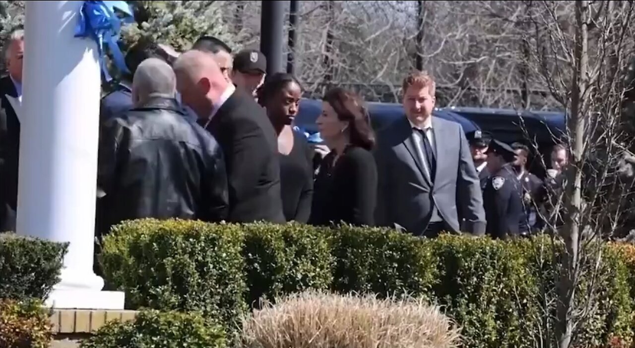 The Moment NY Governor Is Told To Leave The Funeral For NYPD Officer Diller