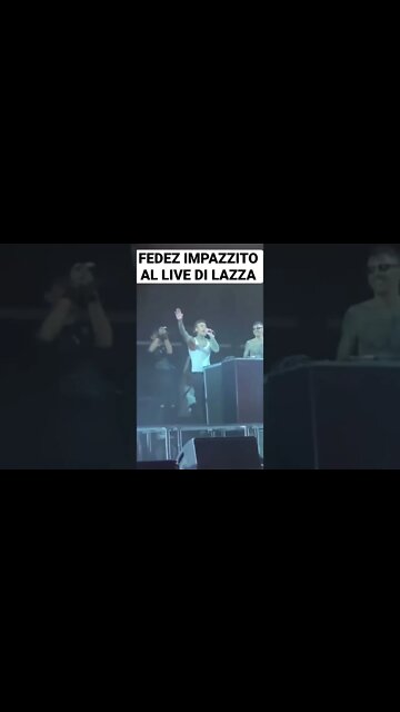 FEDEZ IMPAZZITO AL LIVE DI LAZZA!