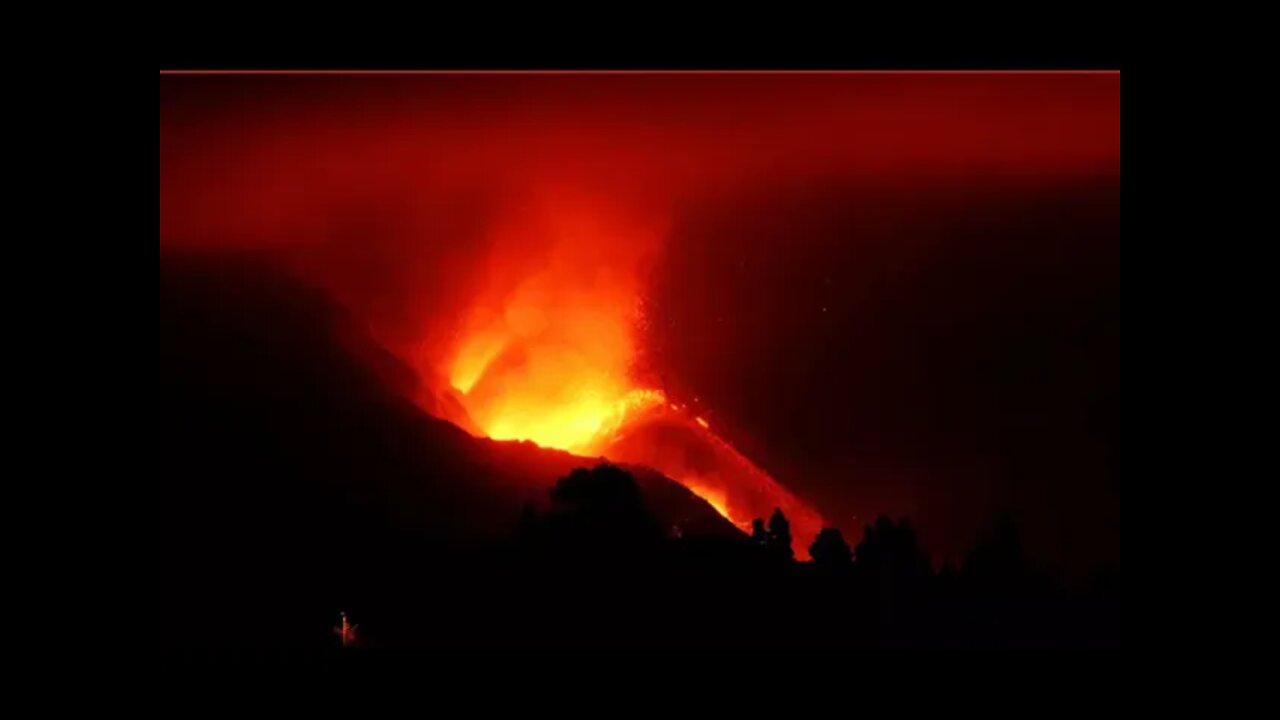 VULCÃO FURIOSO: Lava do tamanho de prédios escorre do vulcão de La Palma, na Espanha