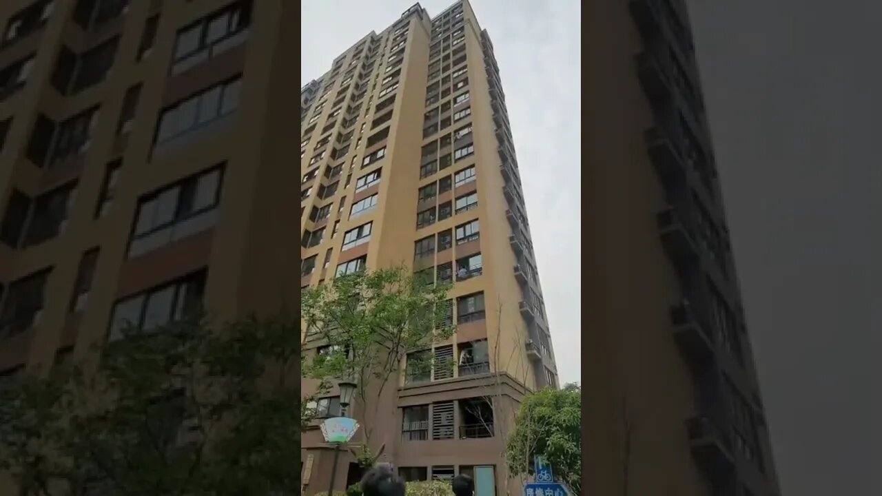 上海小区一女子要跳楼，高喊饿死了。