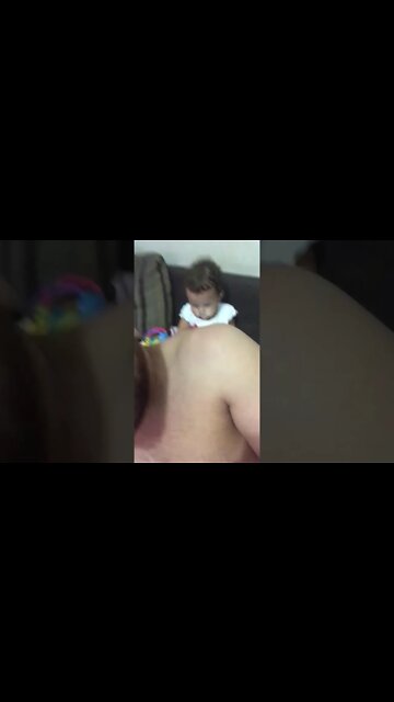 BEBE TOMA SUSTO E RESPONDE COM UMA CARETINHA LINDA MUITO FOFO ESSE VIDEO VOCES VAO ADORAR LINDA D+ !