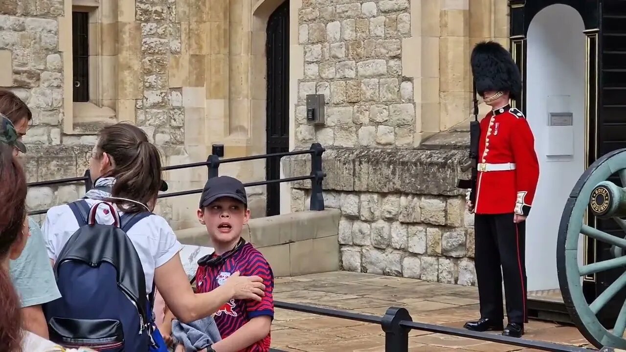 Tourist laughs when the guard shouts get off the fence #toweroflondon