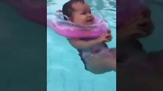 ISSO SIM E PAZ !! EITA VIDA BOA !! BEBE NADANDO !! #bebe #piscina #criança #viral #meme #shorts