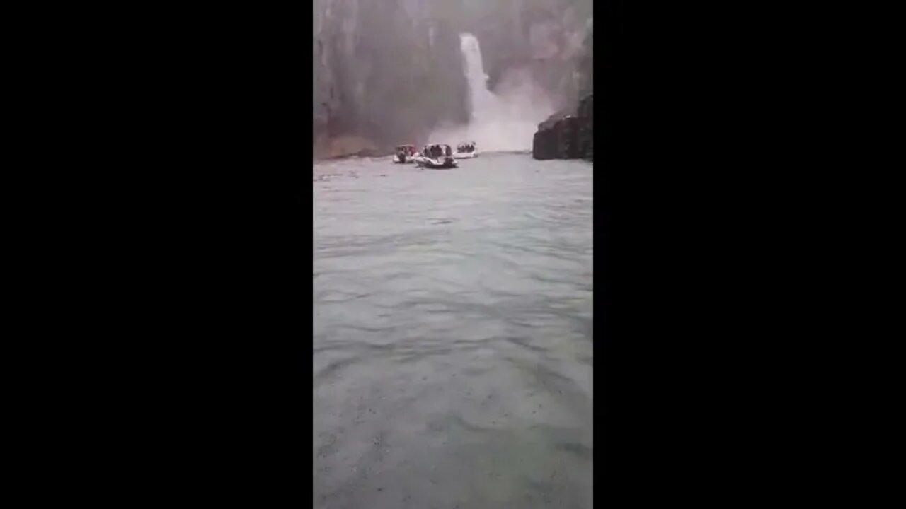 Rocha desaba sobre barcos de turistas em Capitólio, Minas Gerais