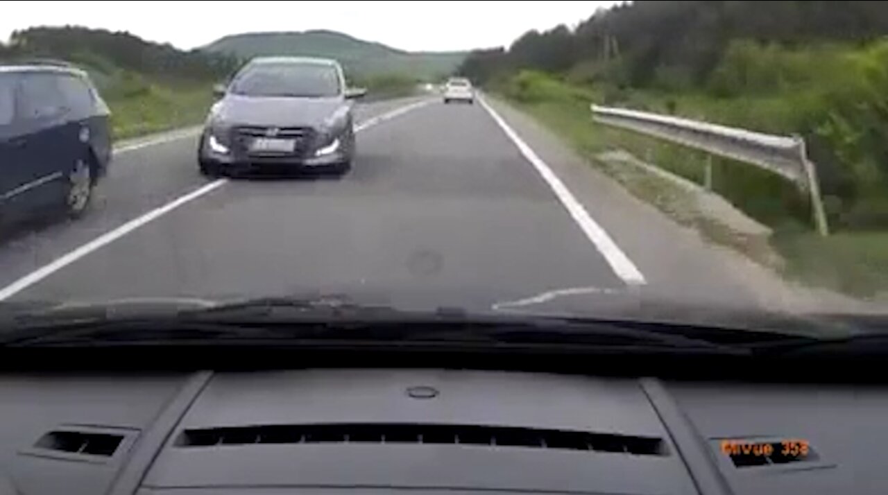 Dashcam Records 2 Near Misses In Less Than 1 Minutes On European Roads