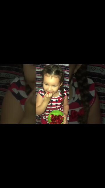 Ela adora comer morangos fresquinhos pela manhã - #shorts #linda #bebe
