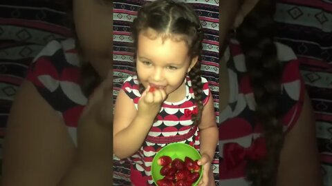 Ela adora comer morangos fresquinhos pela manhã - #shorts #linda #bebe