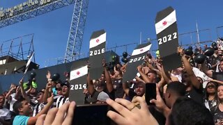 Torcida do Botafogo mostrando os caixões do Vasco em São Januário