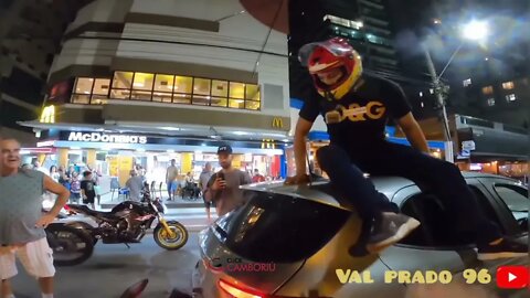 Motociclista cai em cima de carro na Av. Atlântica