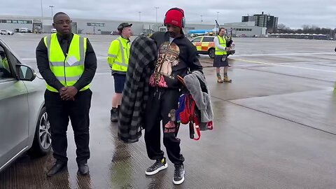 Snoop Dogg greeted in scotland by bagpiper