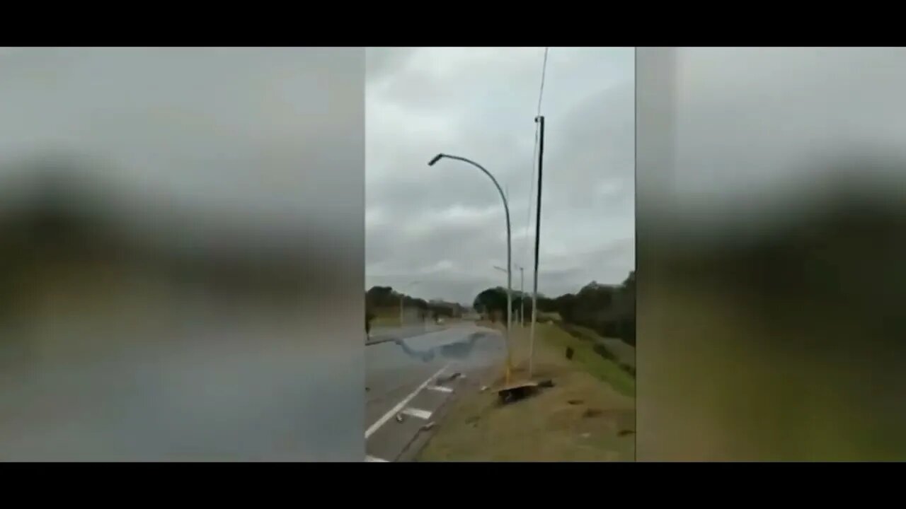 Motorista bate Carro De Luxo EM Poste {VEJA O VÍDEO }