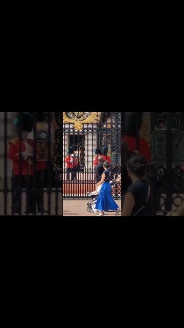 the queen's guards play i need a hero inside Buckingham palace #buckinghampalace