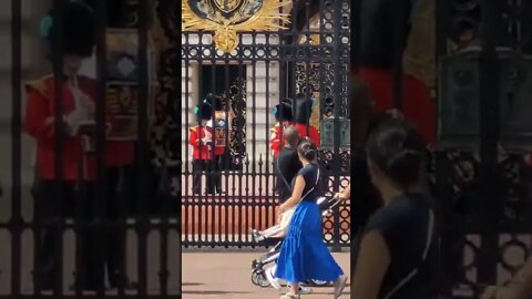 the queen's guards play i need a hero inside Buckingham palace #buckinghampalace