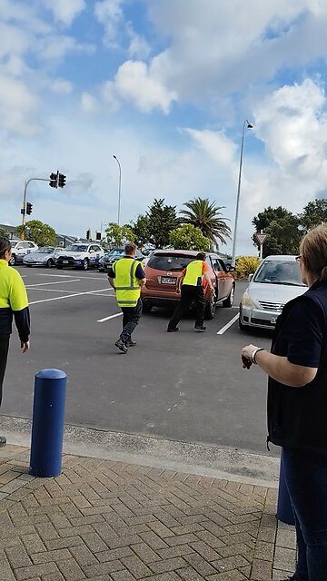 Thugs steal from Walmart!