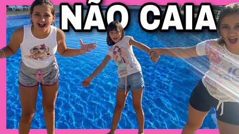 NÃO PODE CAIR NA PISCINA 😱 batalha de YouTubers