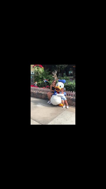 O PATO DONALD REAL ME ABRACOU NA DISNEY - I met Donald Duck at Disney #shorts #linda #bebe