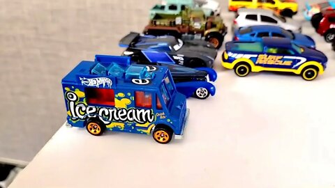 carros de pequena escala descendo na ladeira e caem na água !