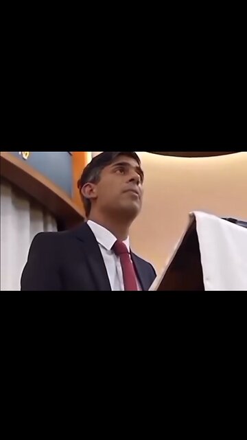 Rishi Sunak stands with Israel women