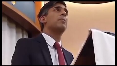 Rishi Sunak stands with Israel women