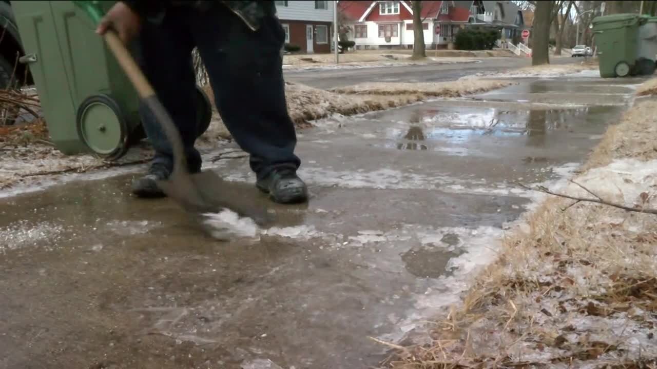 Milwaukeeans prepare for snow, while still chipping away at the ice