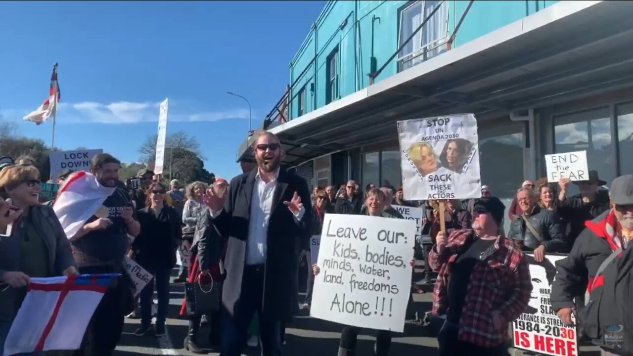 Billy TK and Vinny Eastwood UP CLOSE AND PERSONABLE protest at Jacinda Ardern's office - 15 July 21