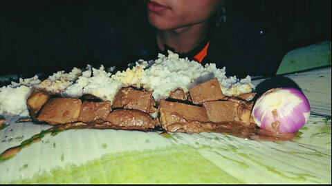 eating pork with rice//pork eating