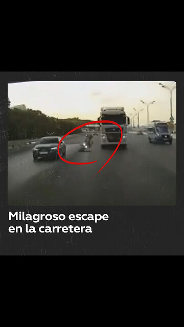 Se cae de su moto y escapa por los pelos de ser atropellado