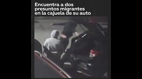 Quería guardar un garrafón en su auto, pero terminó encontrando a dos personas