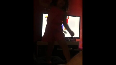 AULA DE DANCA PELA TV - Child learning to dance on TV - #shorts #linda #bebe