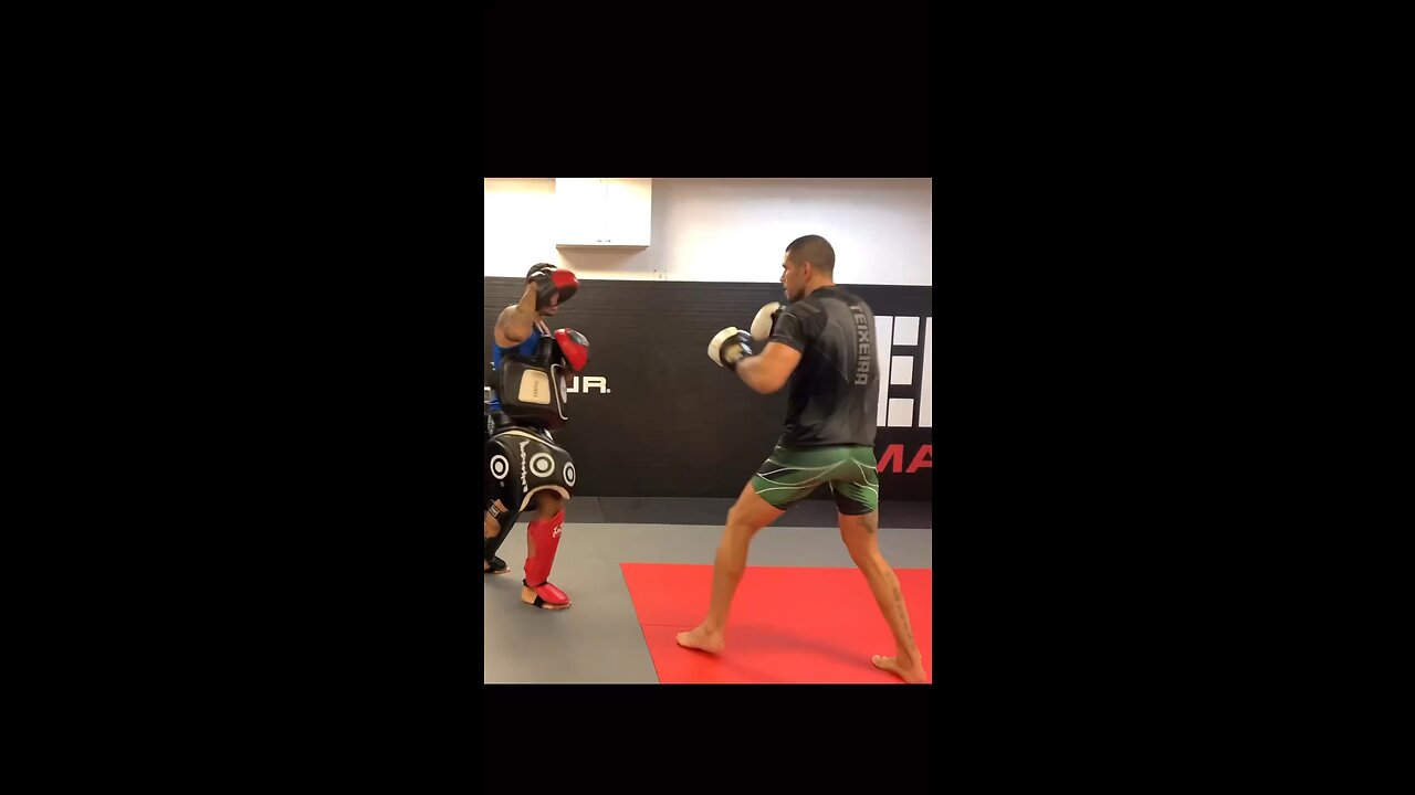 Alex pereira “Poatan”(stone hands) training to destroy izzy again.