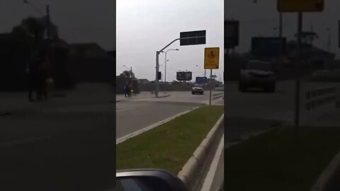 viatura capotando na avenida 😲