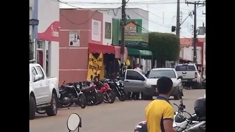 BANDIDOS ASSALTAM BANCO DO BRADESCO E FAZEM REFÉNS, NA CIDADE DE SÍTIO NOVO.