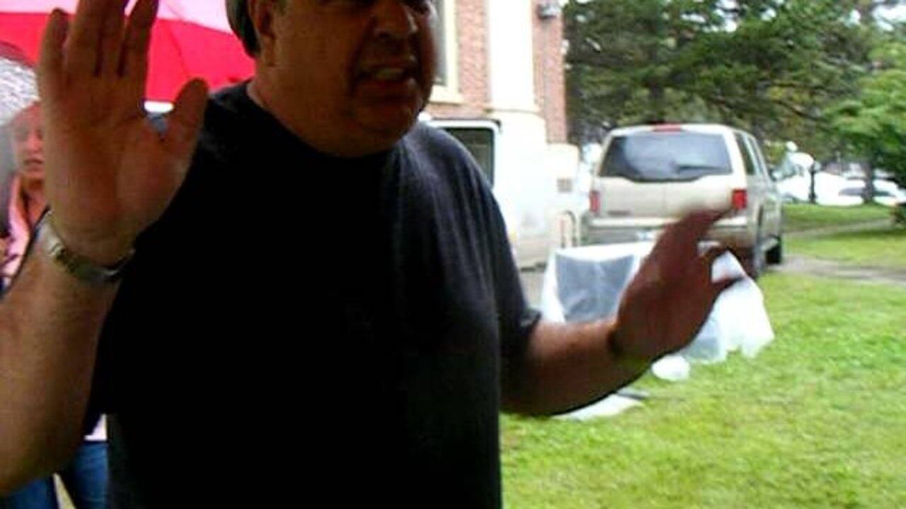 Quick pan of crowd worcester tea party express.AVI