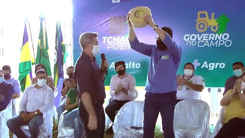 Prefeito Gio Damo Presenteia o Governador com queijo de 6kg, das Agroindústrias