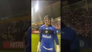 Thiago Rodrigues eufórico comemorando a vitória do Vasco, em SC