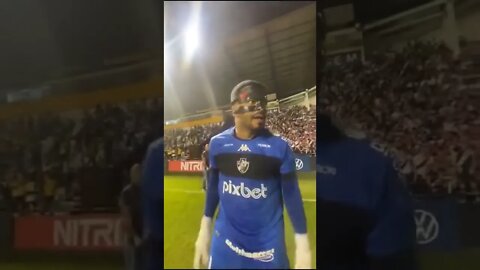 Thiago Rodrigues eufórico comemorando a vitória do Vasco, em SC