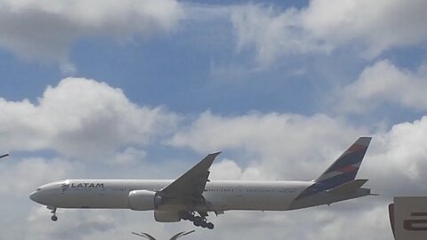 Boeing 777-300ER PT-MUC na aproximação final antes de pousar em Manaus vindo de Guarulhos