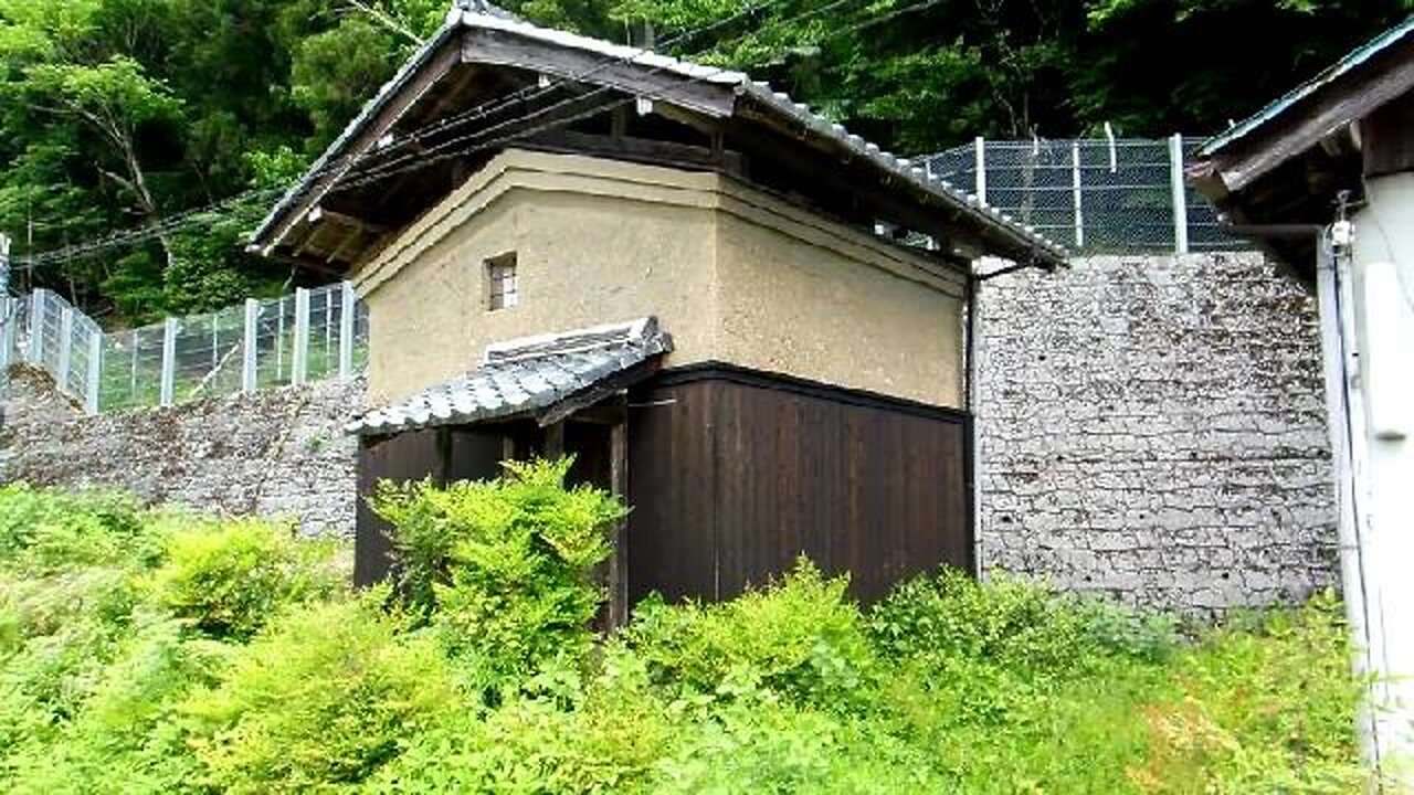 Little Mountain Storehouse in Japan