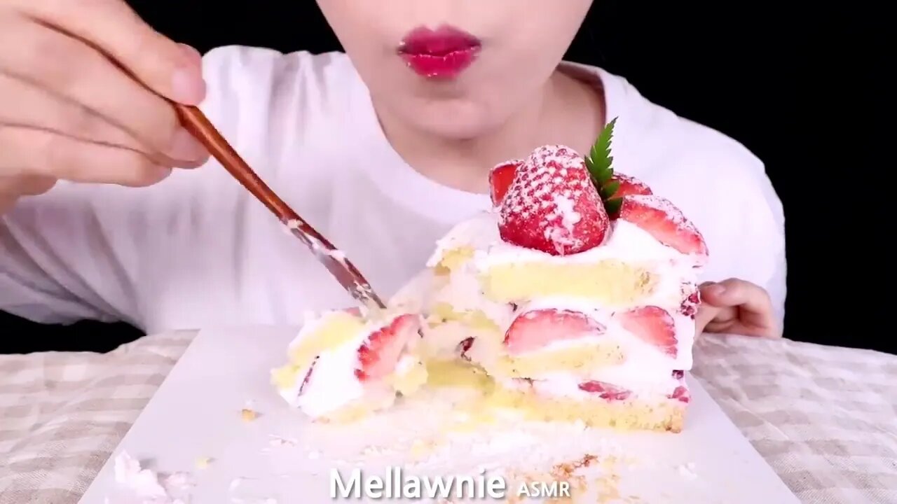 ASMR STRAWBERRY WHIPPED CREAM CAKE 키친205 생크림 딸기밭 케이크 EATING SOUNDS 디저트