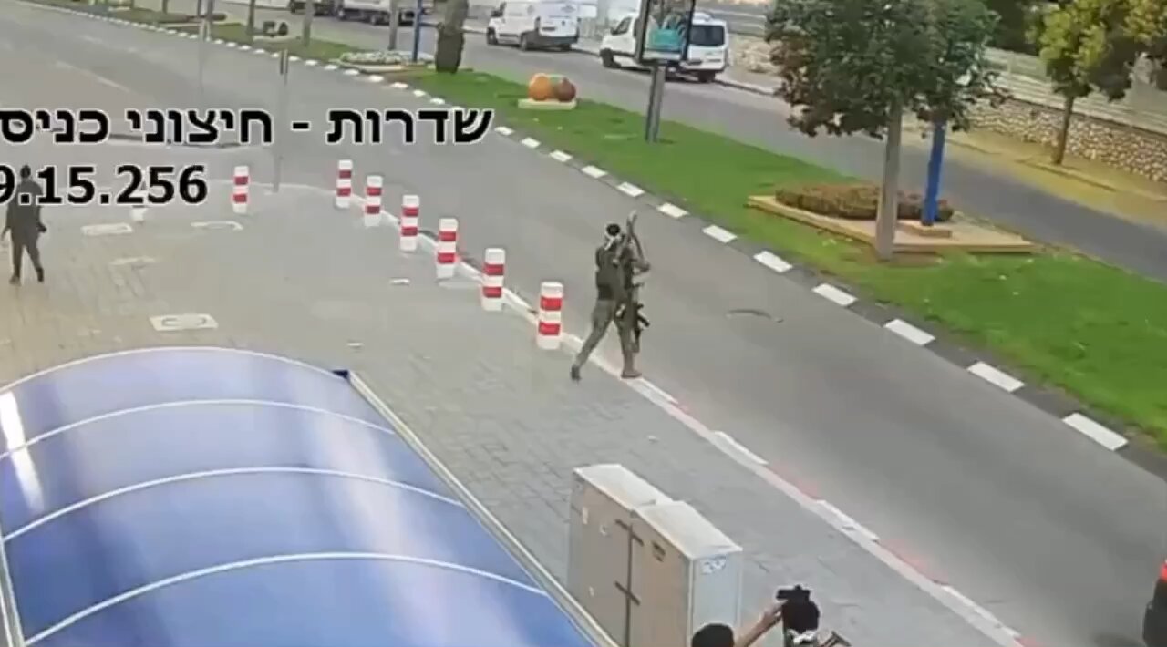 RESISTANCE FIGHTERS DESTROYS AND IDF SECURITY FORCE CAR WITH RGP