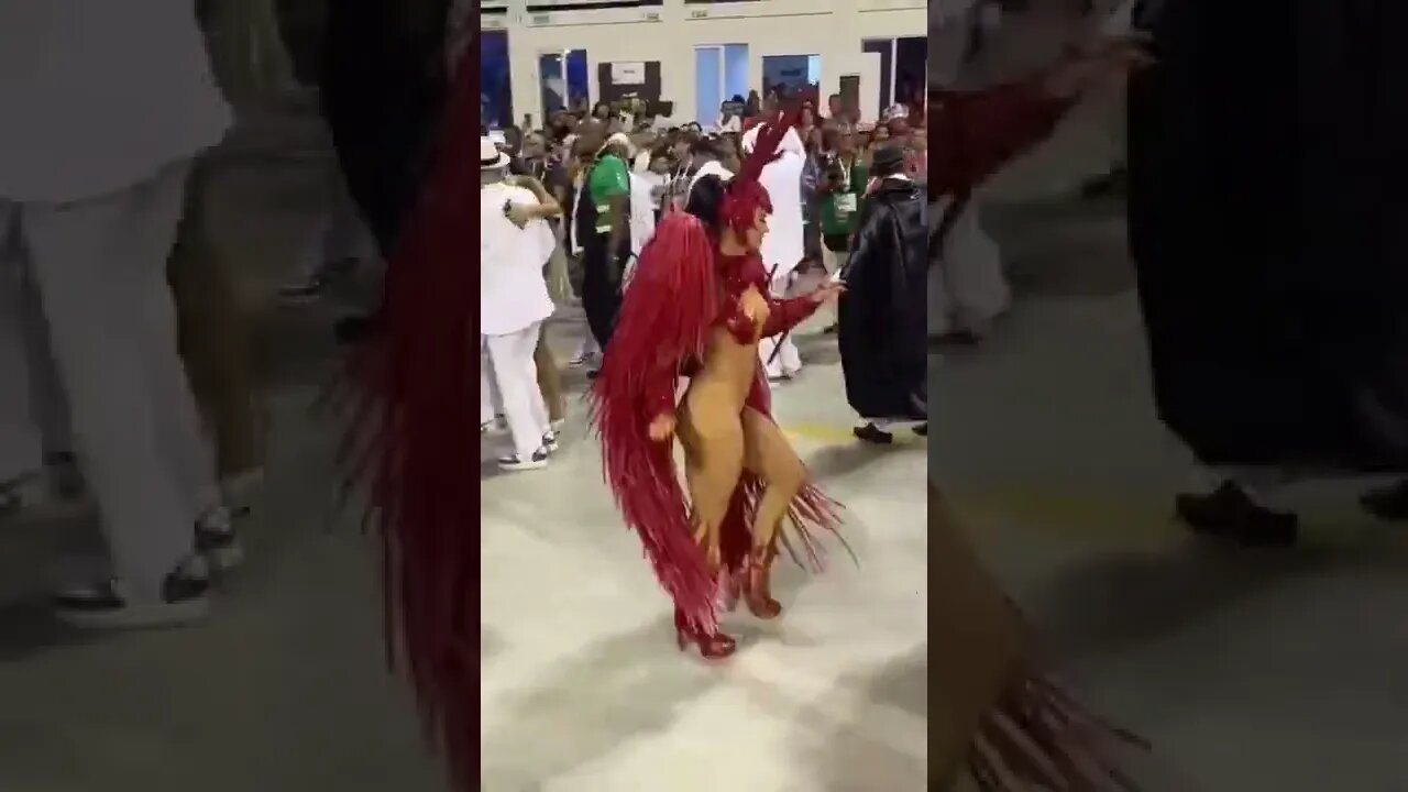 Paola Oliveira sambando no carnaval